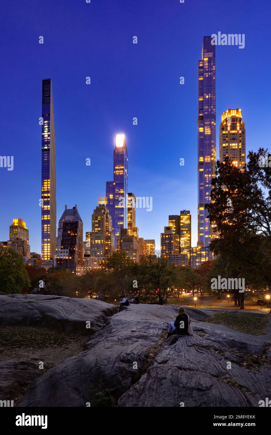 Central Park por la noche con vista a los rascacielos de Billionaires' Row. Midtown Manhattan, Nueva York Foto de stock