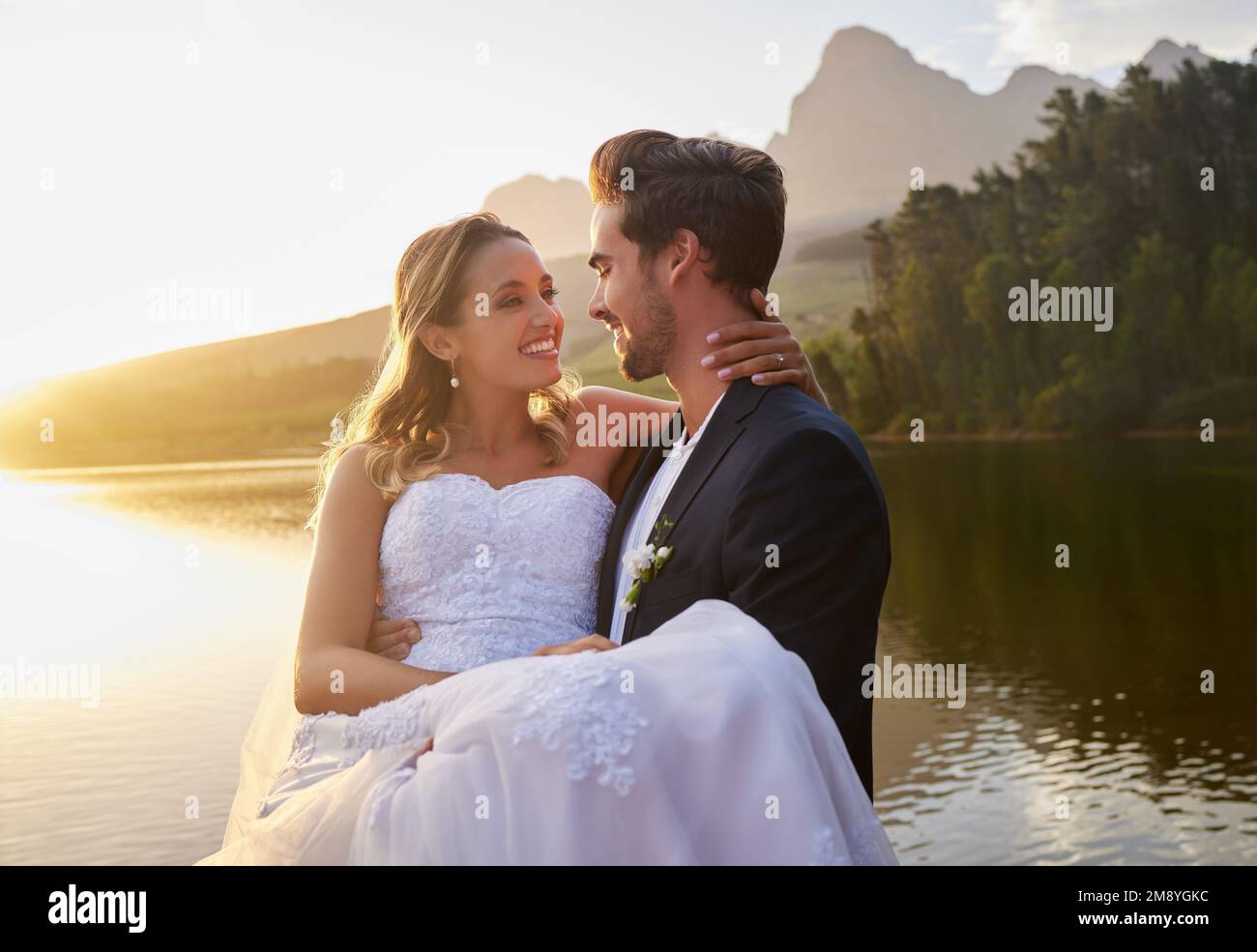 IM la mujer afortunada viva. una novia y novio cariñosos afuera en el día de su boda. Foto de stock