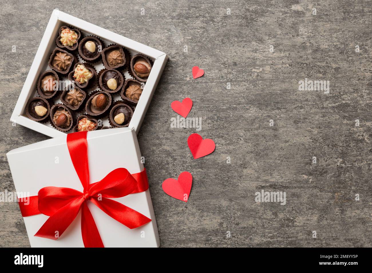 Deliciosos Bombones De Chocolate En Caja Roja Para El Día De San Valentín.  Vista Superior De Caja De Chocolates En Forma De Corazón Con Espacio De  Copia. Fotos, retratos, imágenes y fotografía