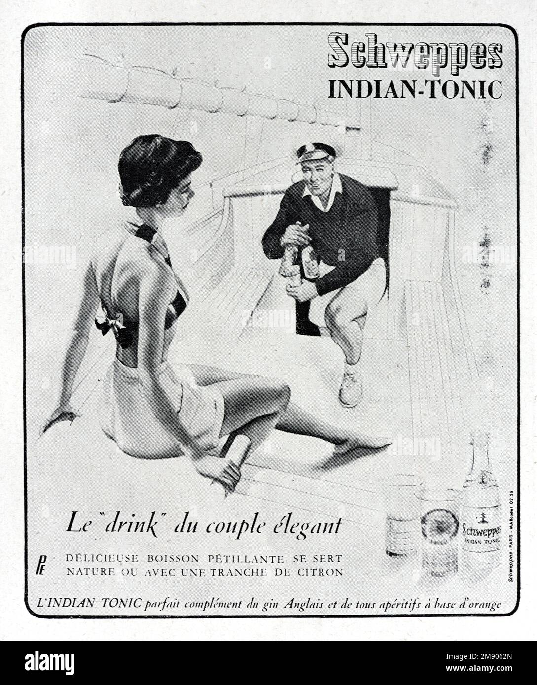Vintage o antiguo anuncio, anuncio, publicidad o ilustración para Schweppes indio tónico anuncio 1956 con elegante pareja joven en yate Foto de stock