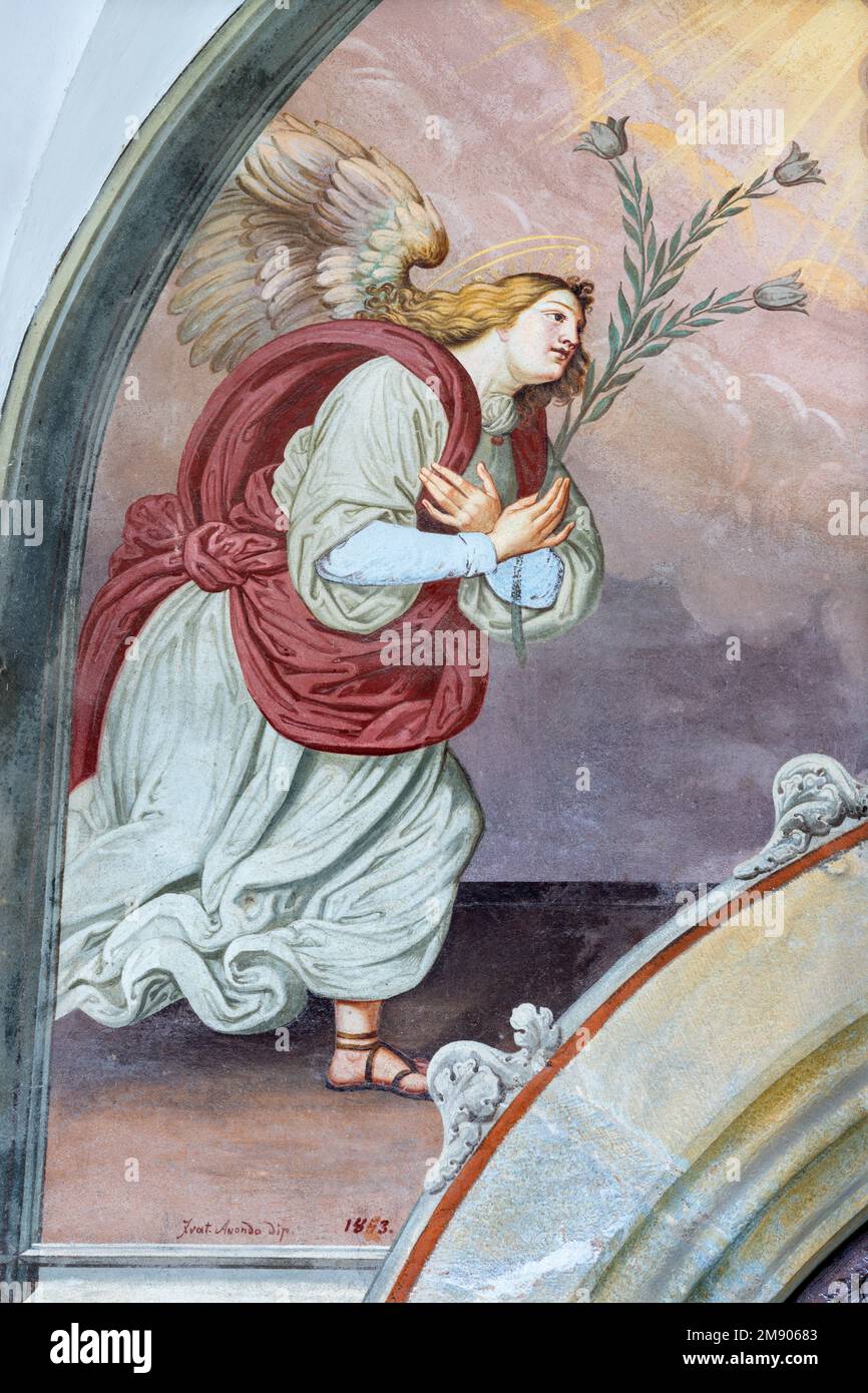ALAGNA, ITALIA - 16 DE JULIO de 2022: El fresco del Arcángel Gabriel de la Anunciación en la fachada de la iglesia San Giovanni Battista Foto de stock