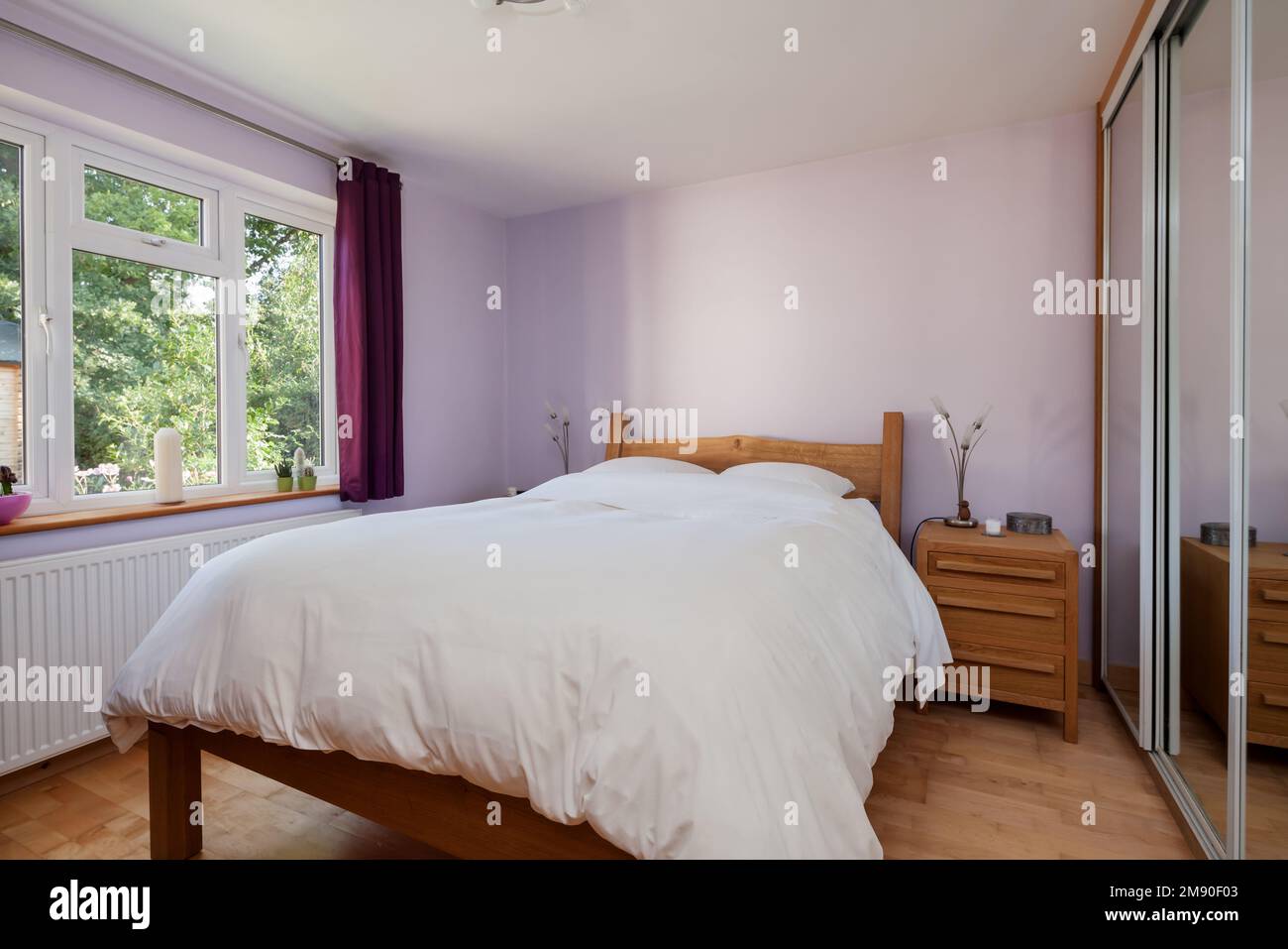 Dormitorio lila fotografías e imágenes de alta resolución - Alamy