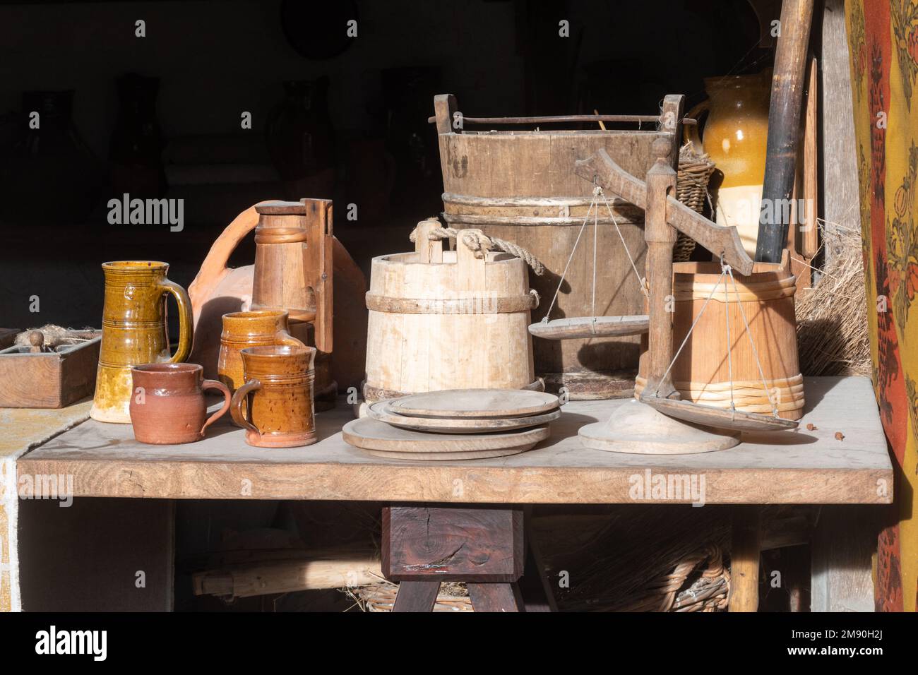 Exhibición de viejas básculas, ollas y jarras usadas en una tienda  histórica, Weald and Downland Living Museum, West Sussex, Inglaterra, Reino  Unido Fotografía de stock - Alamy