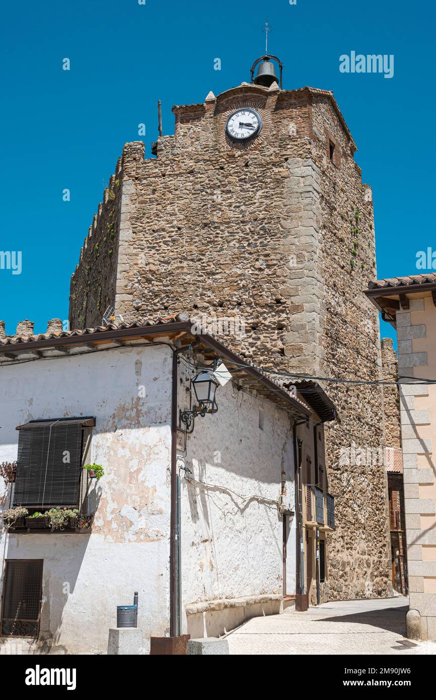 Un plano vertical de la torre del reloj en la ciudad amurallada y medieval  de Buitrago de Lozoya, España Fotografía de stock - Alamy