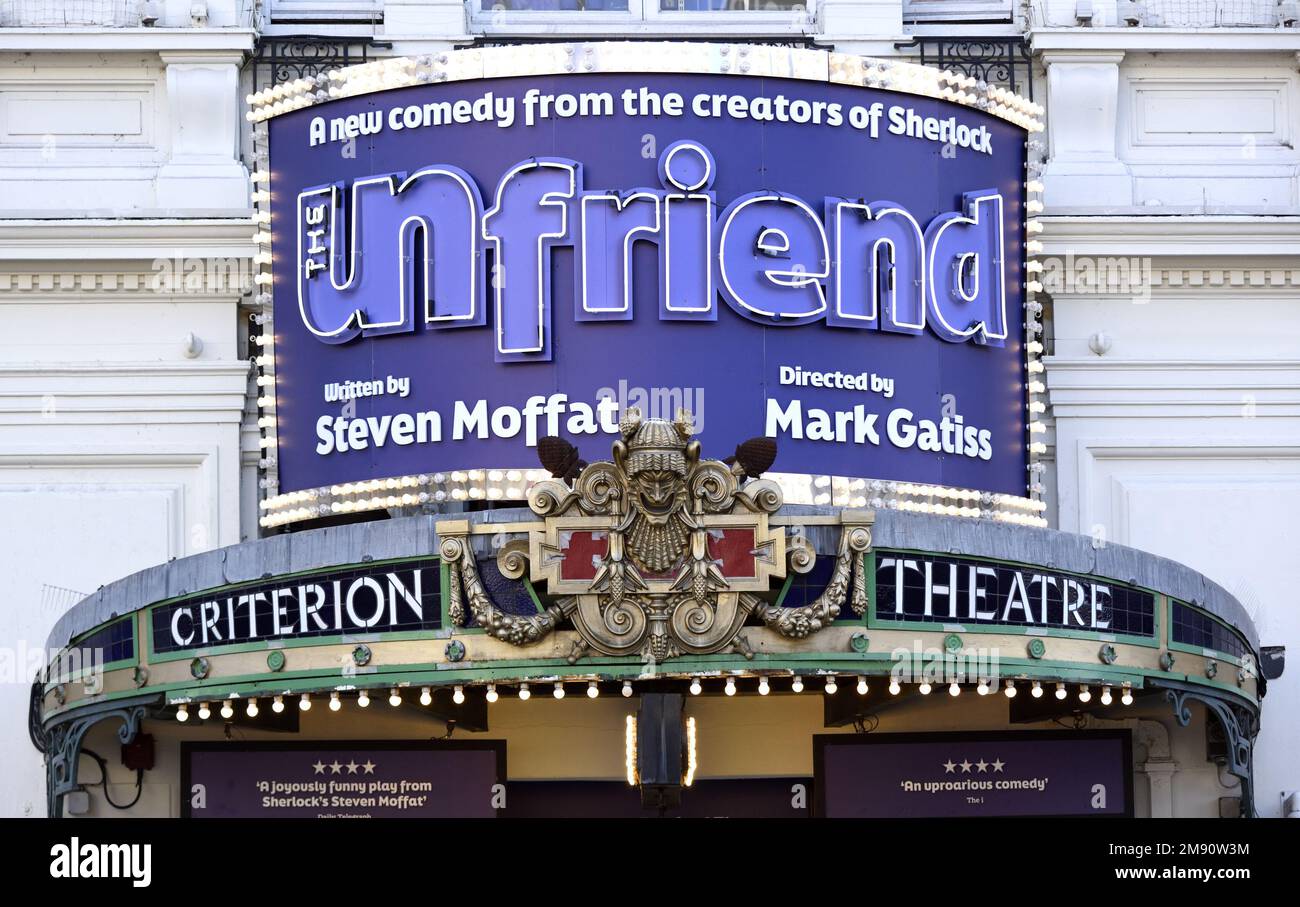 Londres, Inglaterra, Reino Unido. 'The Unfriend' - comedia de Steven Moffat en el Croiterion Theatre, Piccadilly Circus. Enero de 2023 Foto de stock
