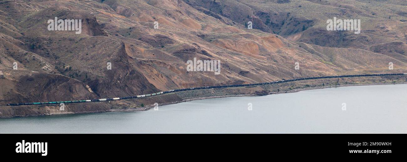 Tren de carga grande y largo que serpentea a través del Cañón Fraser