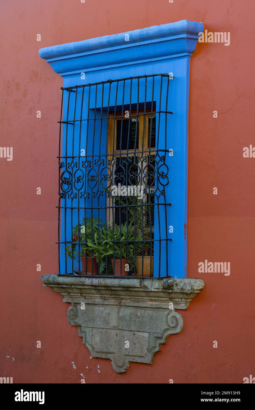 Colorido edificio histórico de la época colonial española en el centro