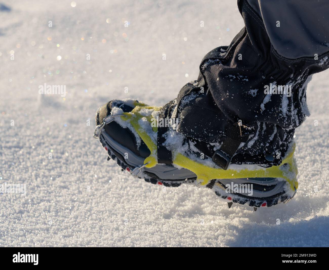 Cerca de un hombre caminando en una montaña cubierta de nieve, en botas con  clavos de zapatos. Trekking de invierno al aire libre Fotografía de stock -  Alamy