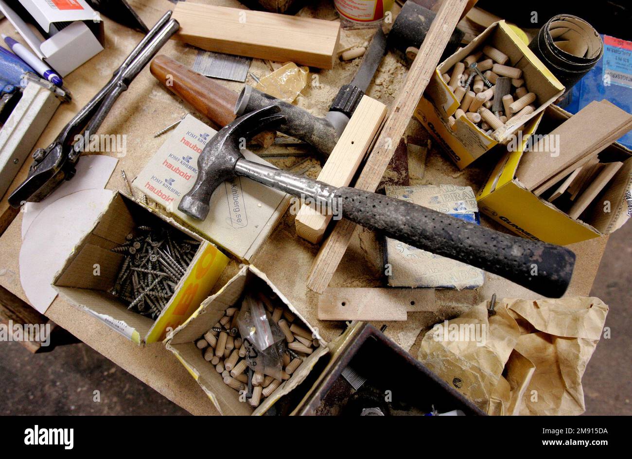 Un martillo de carpintero en una empresa maderera Fotografía de stock -  Alamy