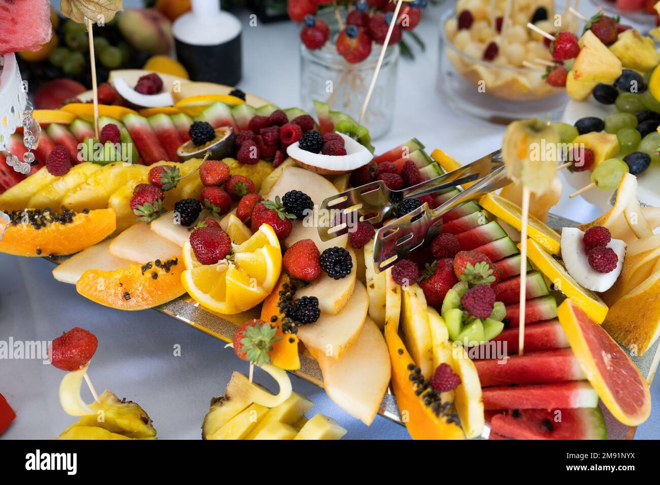 Frutas decoradas, manzana, uvas y rebanadas de sandía en la mesa de la boda  Fotografía de stock - Alamy