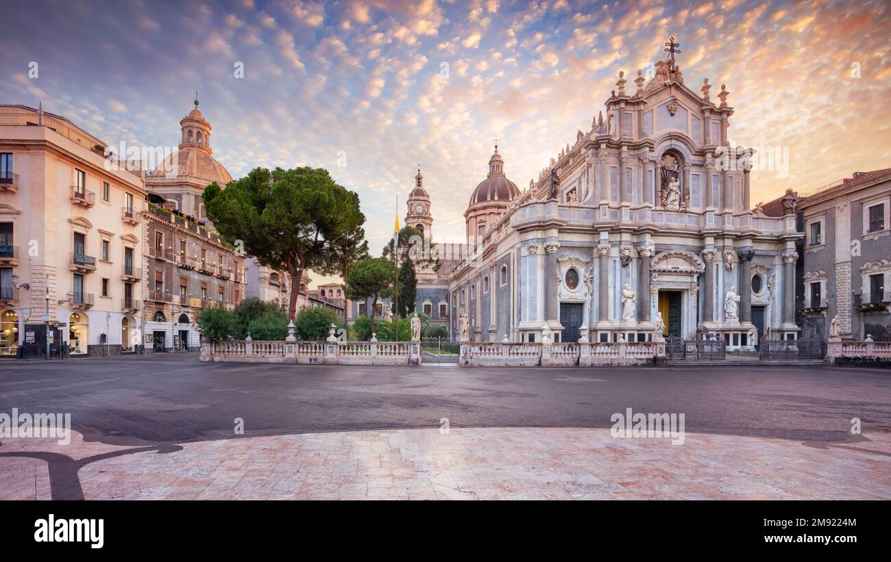 Catania, Sicilia, Italia. Imagen del paisaje urbano de la Plaza del Duomo en Catania, Sicilia con la Catedral de San Agatha al amanecer. Foto de stock