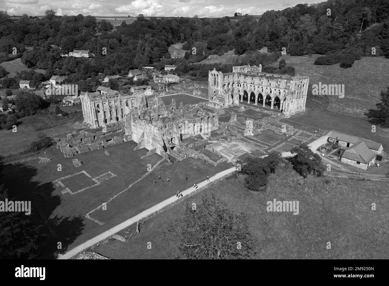 Vista aérea de la Abadía de Rievaulx. Rievaulx Village. Yorkshire Foto de stock