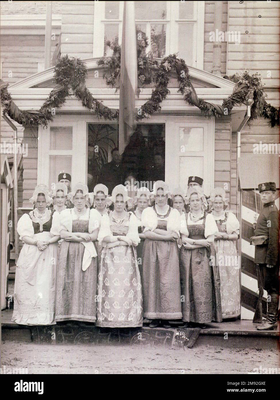 Niñas en trajes festivos (Encuentro del Gran Duque Vladimir Alexandrovich en Staraya Rusia) ca. antes de 1917 Foto de stock