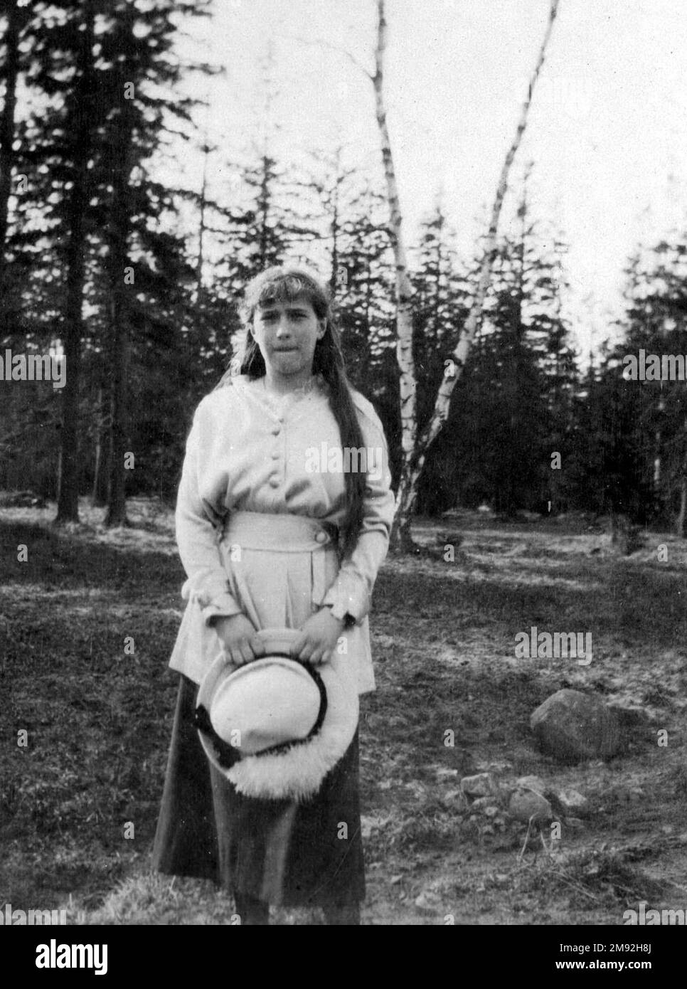 Gran Duquesa Anastasia Nikolaevna de Rusia en el parque de Tsarskoye Selo Ca. Primavera 1916 Foto de stock