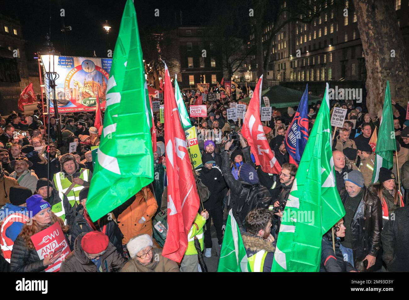 Londres, Reino Unido. 16th de enero de 2023. Manifestantes con pancartas. Manifestantes y oradores se reúnen frente a Downing Street para la demostración de emergencia 'Protege el derecho a la huelga', incluidos miembros de la RMT, TUC, Enough is Enough UK, trabajadores del NHS dicen QUE NO y otras organizaciones que actualmente participan en planes de huelga. Crédito: Imageplotter/Alamy Live News Foto de stock