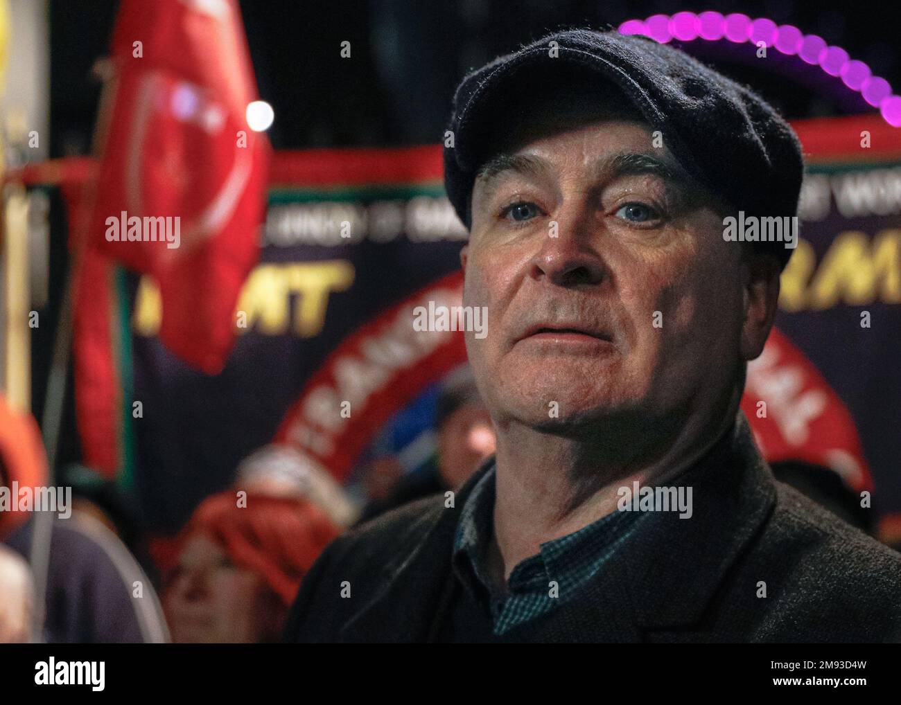 Londres, Reino Unido. 16th de enero de 2023. Manifestantes y oradores se reúnen frente a Downing Street para la demostración de emergencia 'Protege el derecho a la huelga', incluidos miembros de la RMT, TUC, Enough is Enough UK, trabajadores del NHS dicen QUE NO y otras organizaciones que actualmente participan en planes de huelga. Crédito: Imageplotter/Alamy Live News Foto de stock