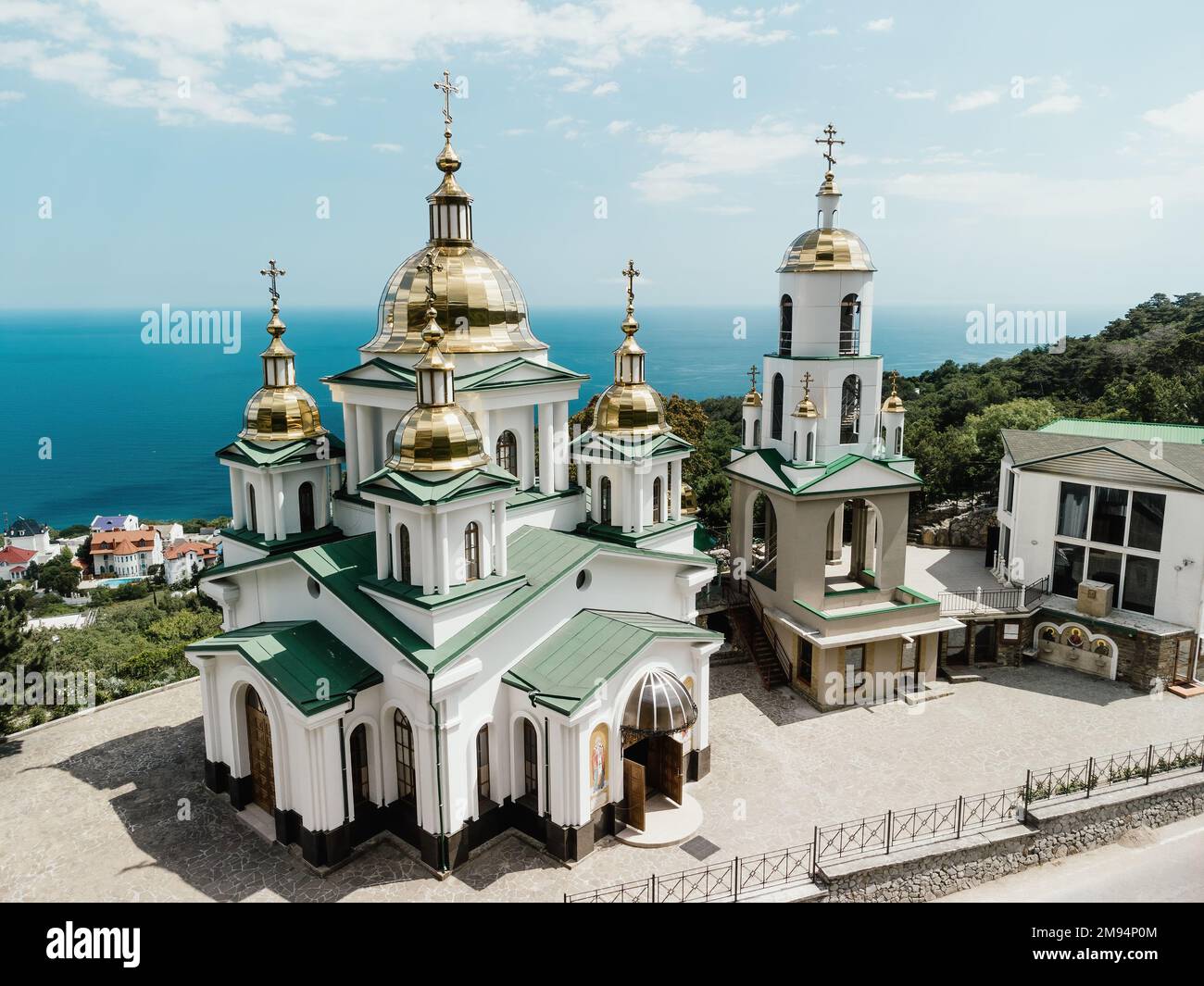 Iglesia cristiana en las montañas sobre el mar. Templo del Santo Arcángel Miguel en Oreanda. La costa sur de Crimea. Vista aérea Fotografía de stock - Alamy Iglesia cristiana en las montañas sobre el mar. Templo del Santo Arcángel Miguel en Oreanda. La costa sur de Crimea. Vista aérea Fotografía de stock - Alamy