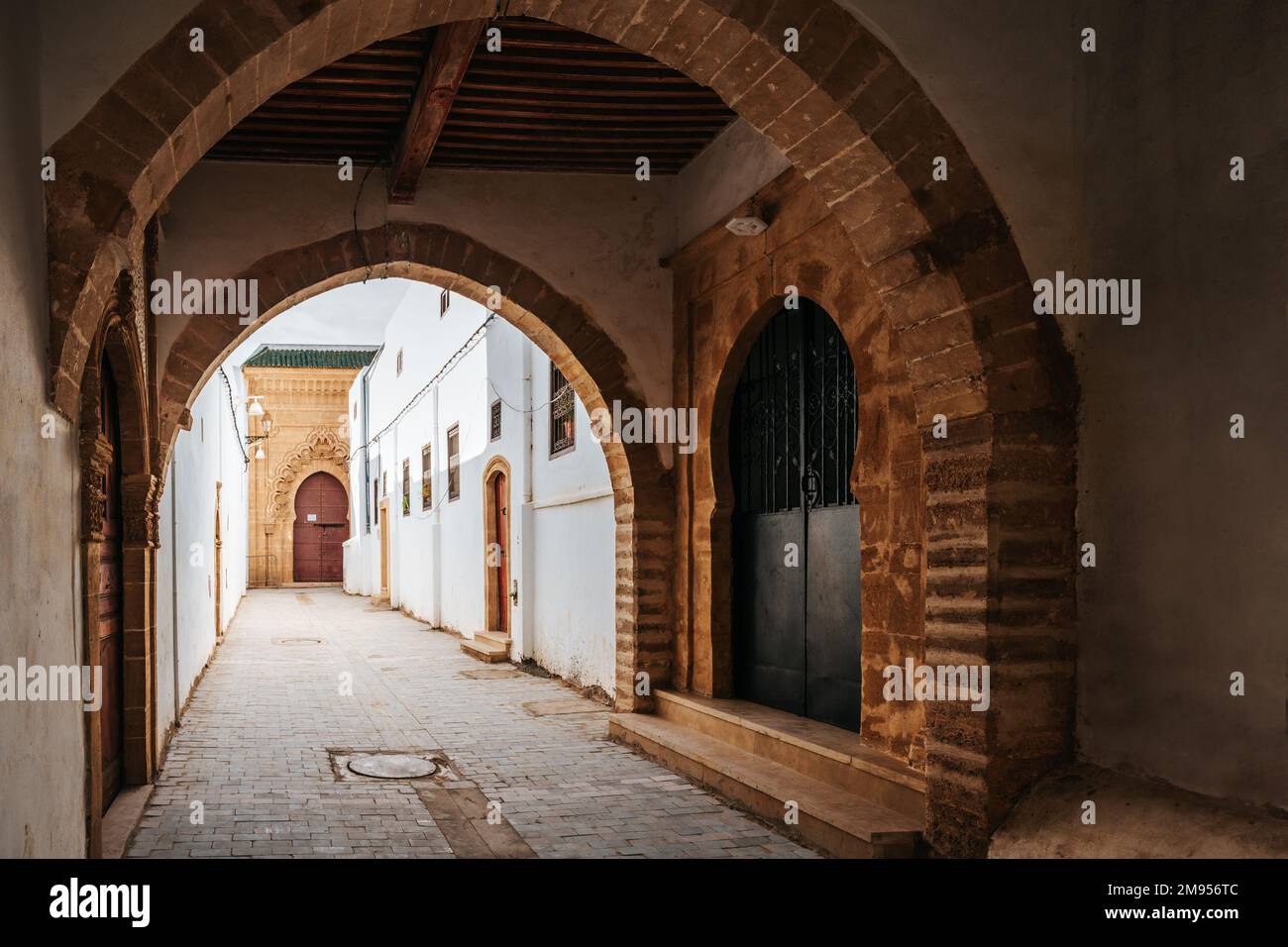 Salé Medina, Marruecos. Pintoresco callejón con un arco Foto de stock