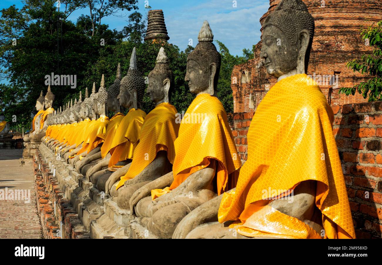 Buddhas, Wat Yai Chai Mongkhong, Ayutthaya, Tailandia Foto de stock