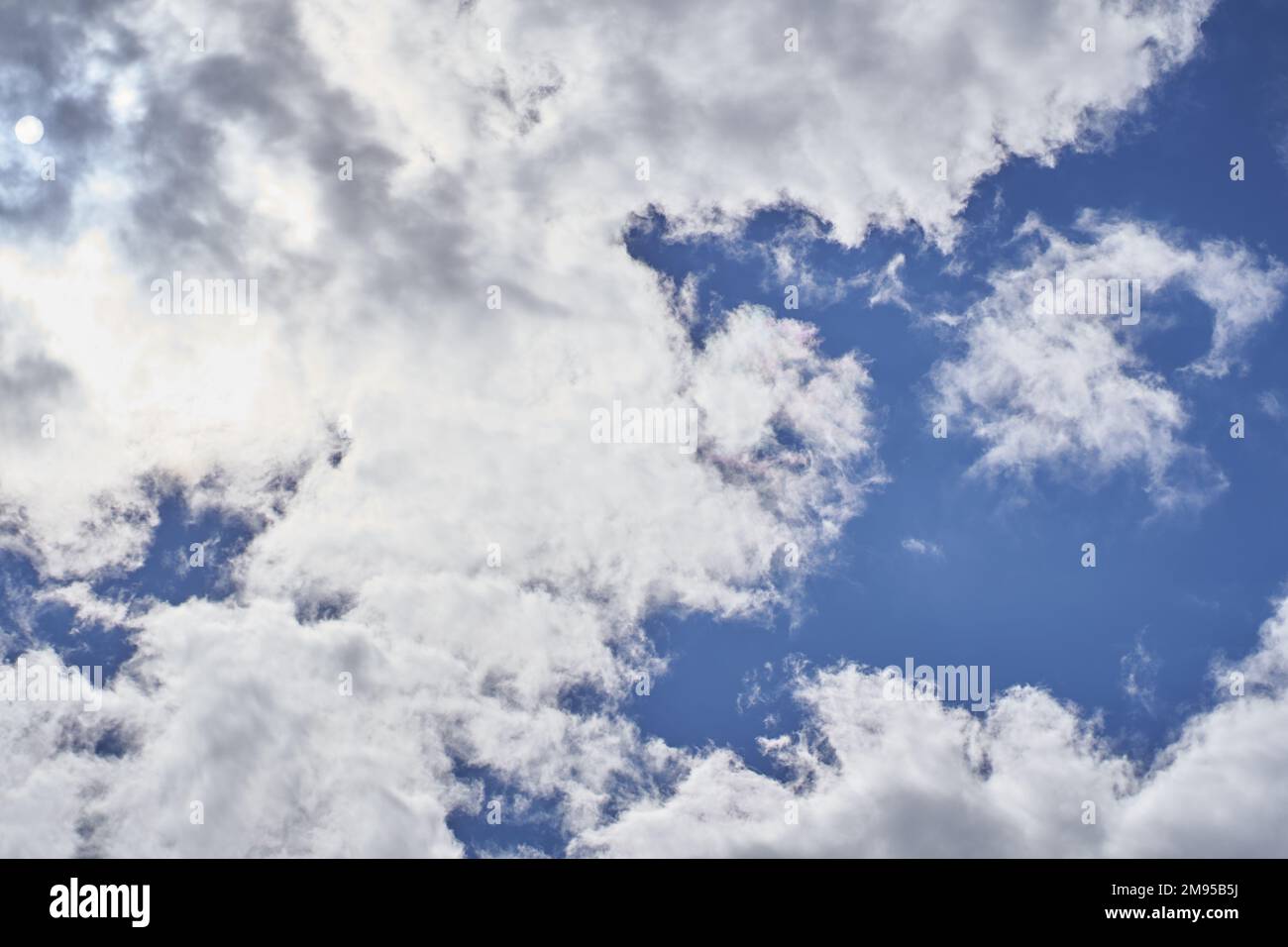 Hermoso cielo azul y las nubes son un fondo natural. Con espacio para  copiar. Plantilla abstracta para volantes, postales, carteles, portadas o  diseño de interiores. Foto de alta calidad Fotografía de stock -