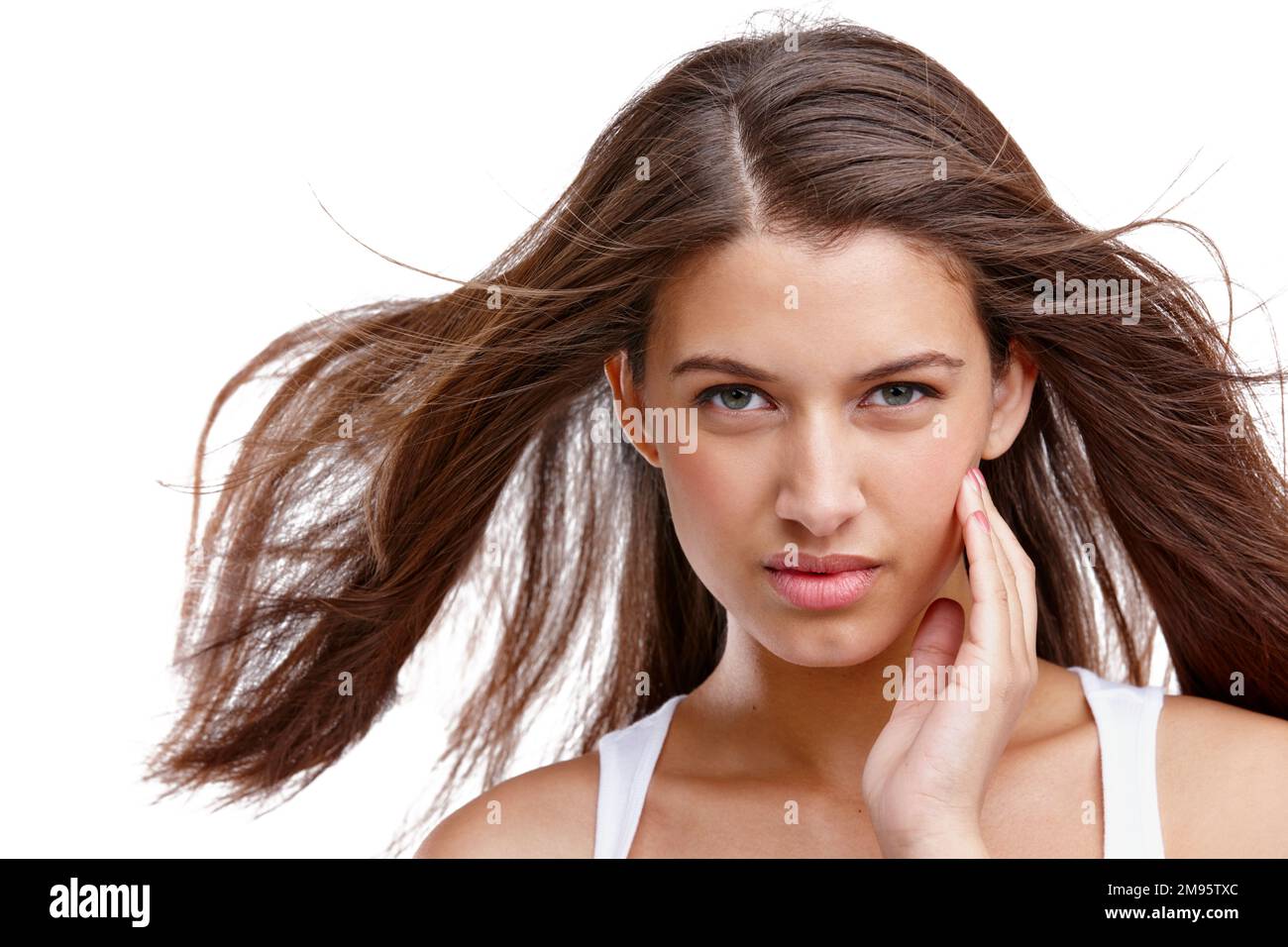 Mujer, cabello y belleza en retrato para el cuidado del cabello, cosméticos y libertad aislados sobre fondo blanco. Tratamiento de queratina con tratamiento capilar, facial y. Foto de stock