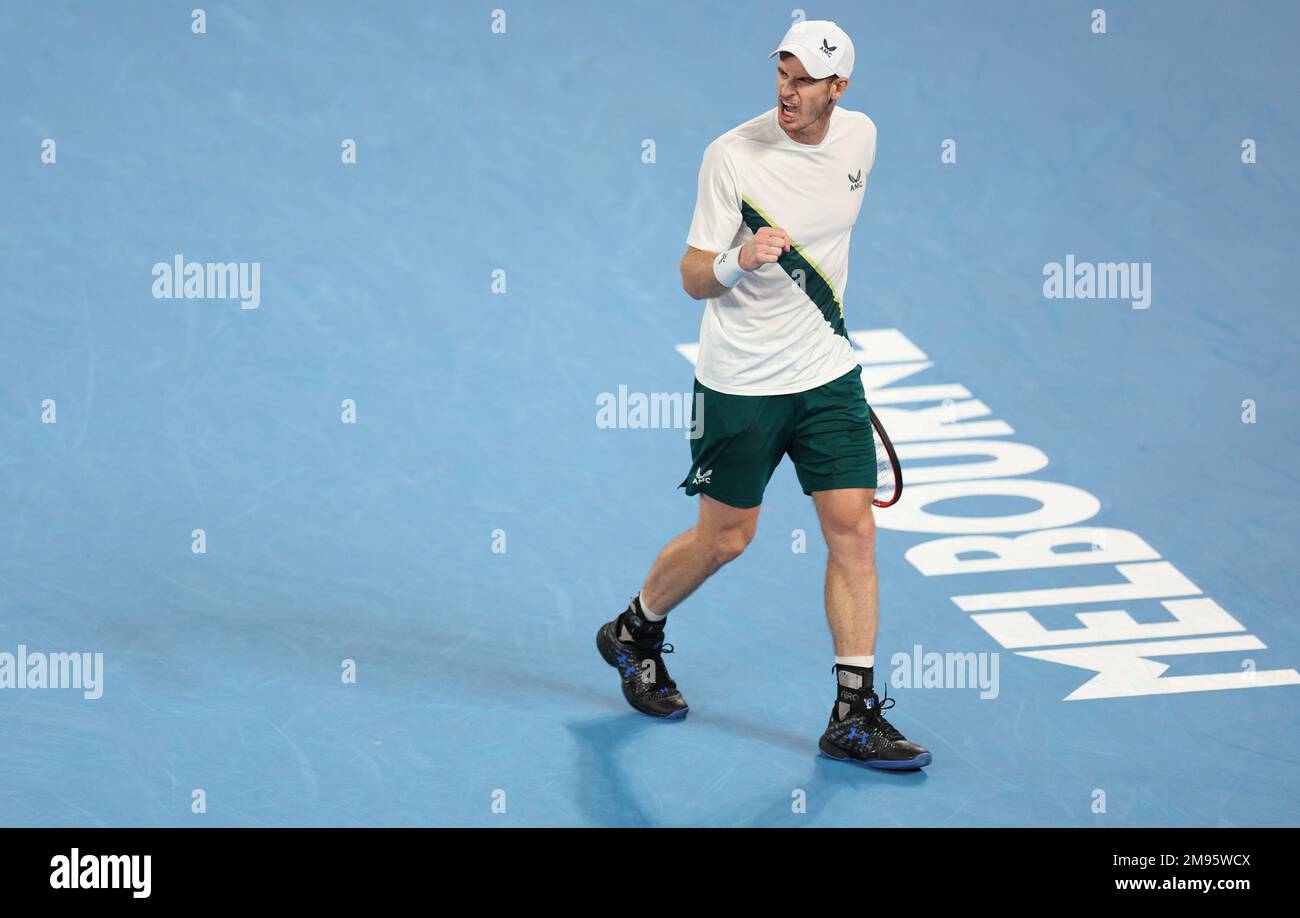 Melbourne, Australia. 17th de enero de 2023. Andy Murray, de Gran Bretaña,  reacciona durante el partido individual masculino de la 1st ronda contra  Matteo Berrettini de Italia en el torneo de tenis