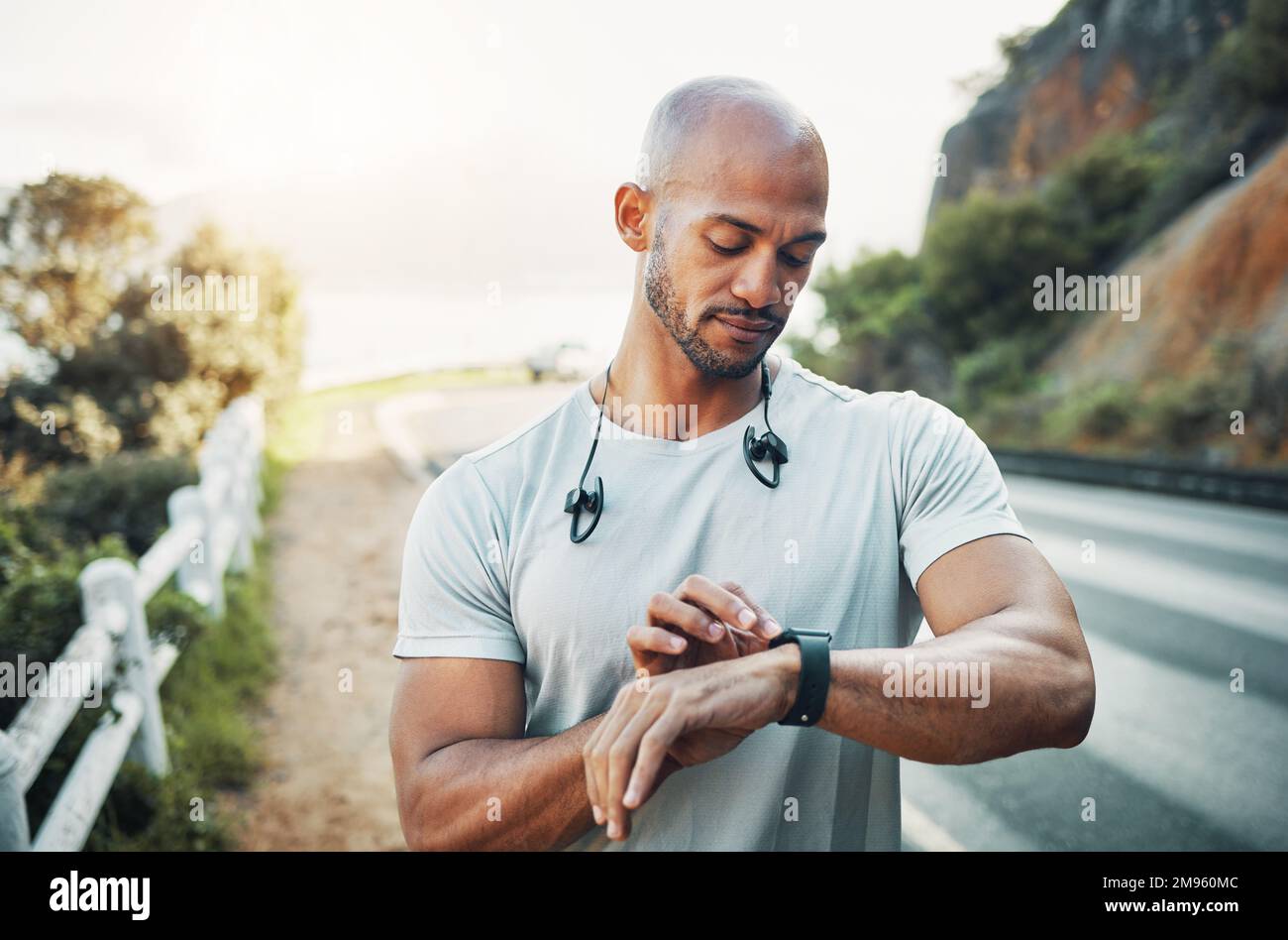 El hombre comprueba el pulso en la pulsera de fitness o el