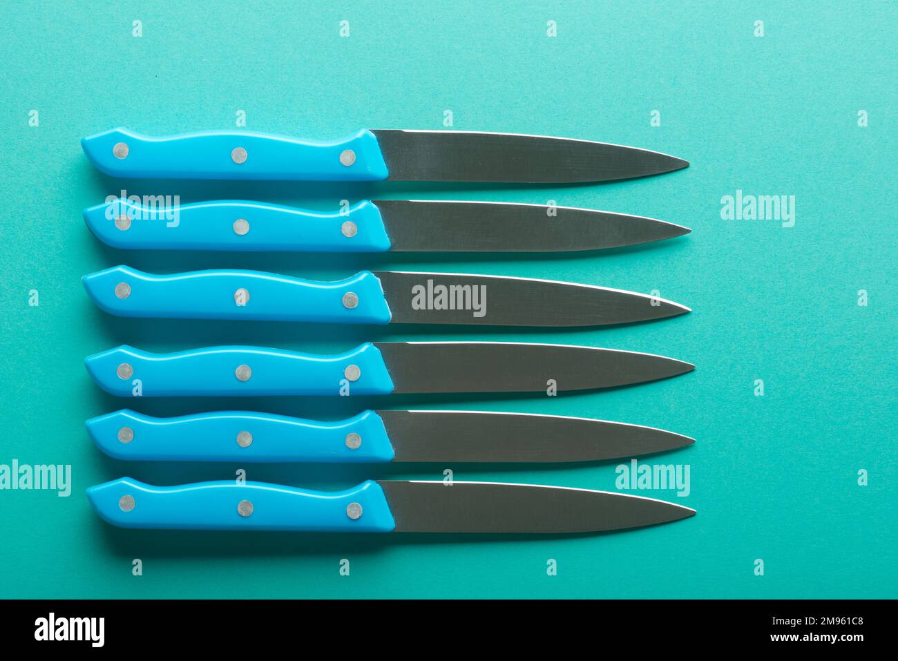 Cuchillos de cocina con mangos de plástico azul Fotografía de stock - Alamy