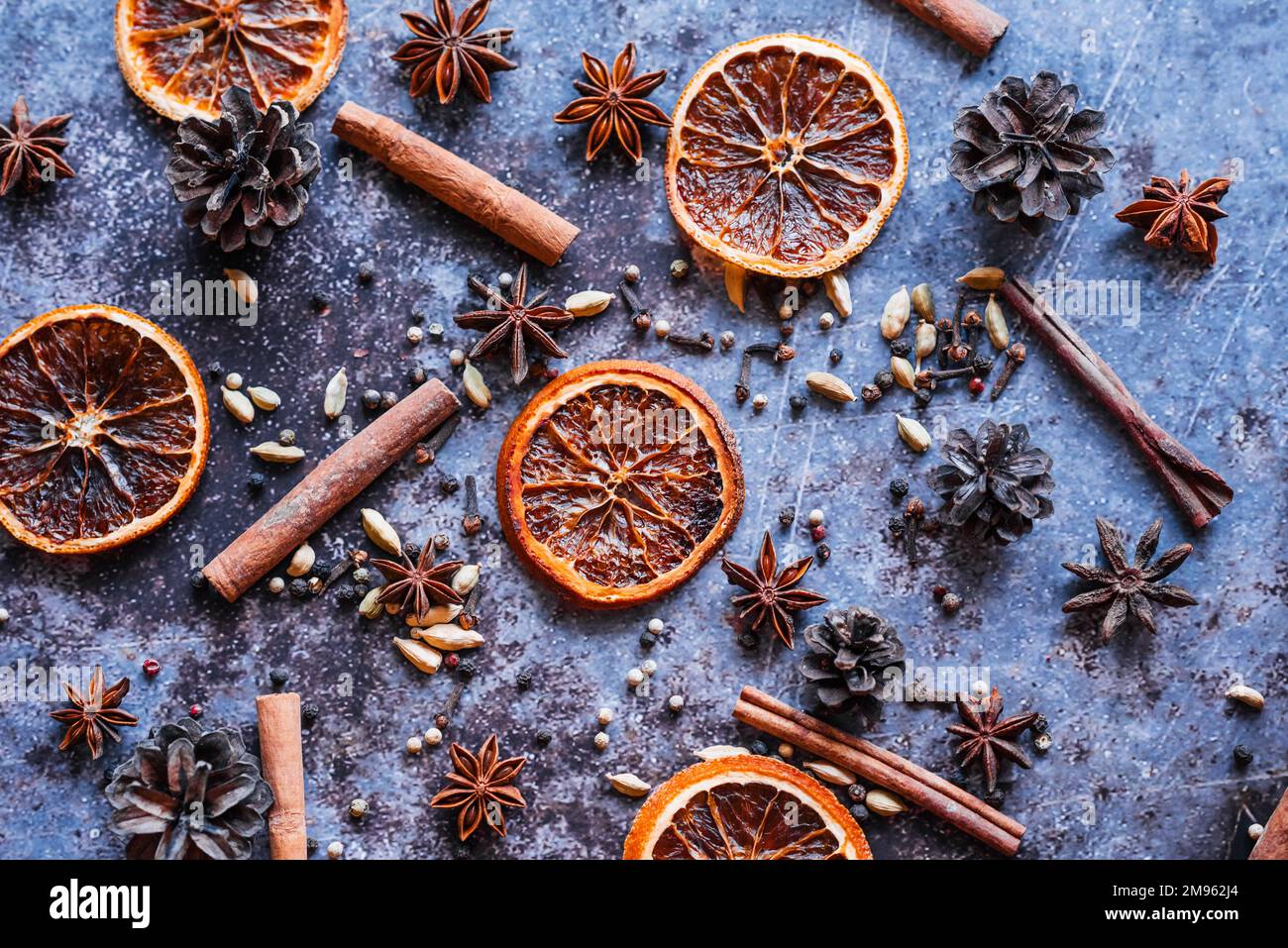 Fondo de espíritu navideño. manzana fresca, canela, rosa de perro