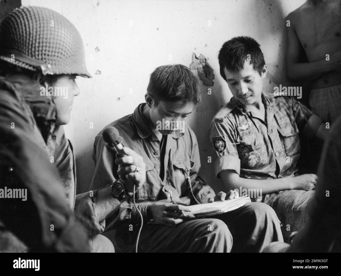 A un joven soldado norvietnamita capturado se le permite escribir una carta a casa Foto de stock