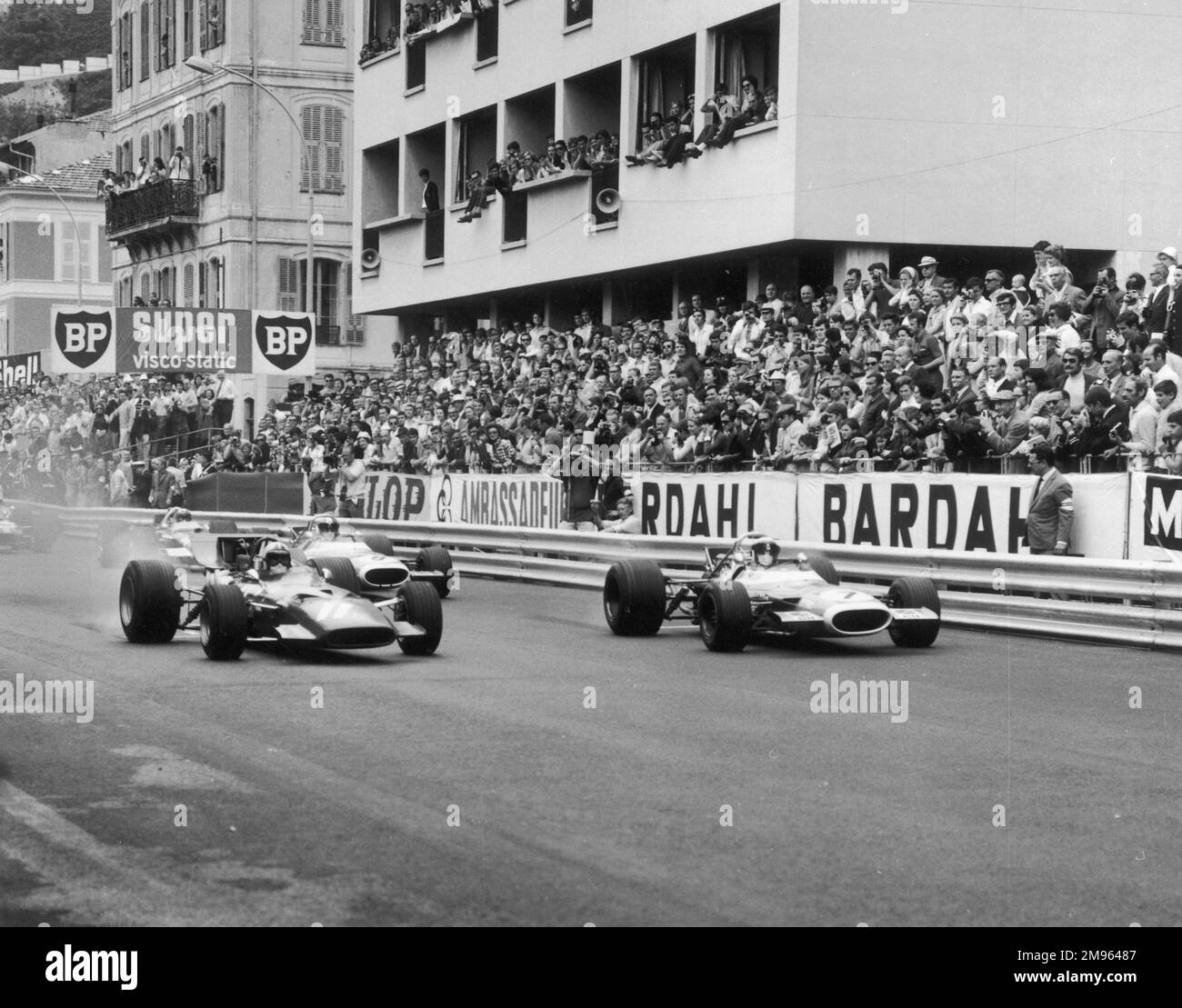 Jackie Stewart, con un Matra-Ford (7), lleva al Ferrari de Chris Amon (11) lejos de la parrilla al inicio del Gran Premio de Mónaco. Ambos no pudieron terminar la carrera. Foto de stock