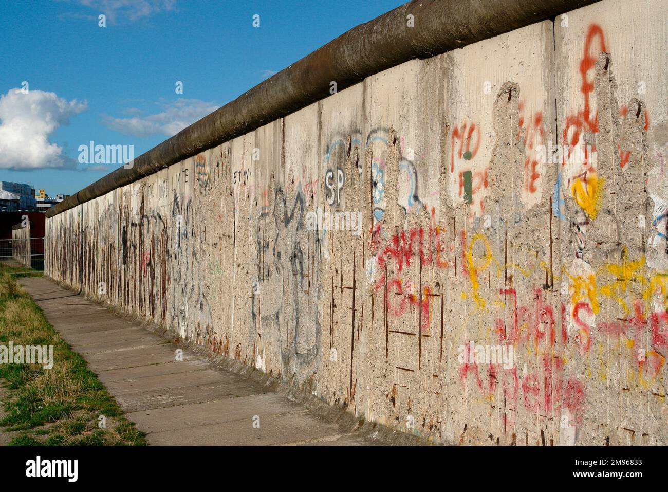 Restos del Muro de Berlín con grafiti en la Bernauer Strasse, Berlín, Alemania. Foto de stock