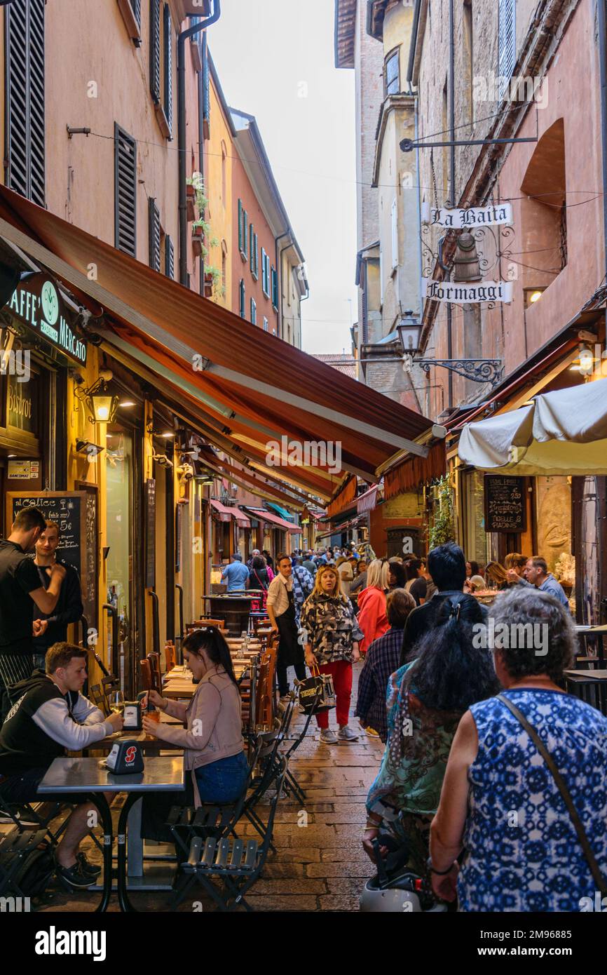 Bares y restaurantes populares entre los lugareños en las calles