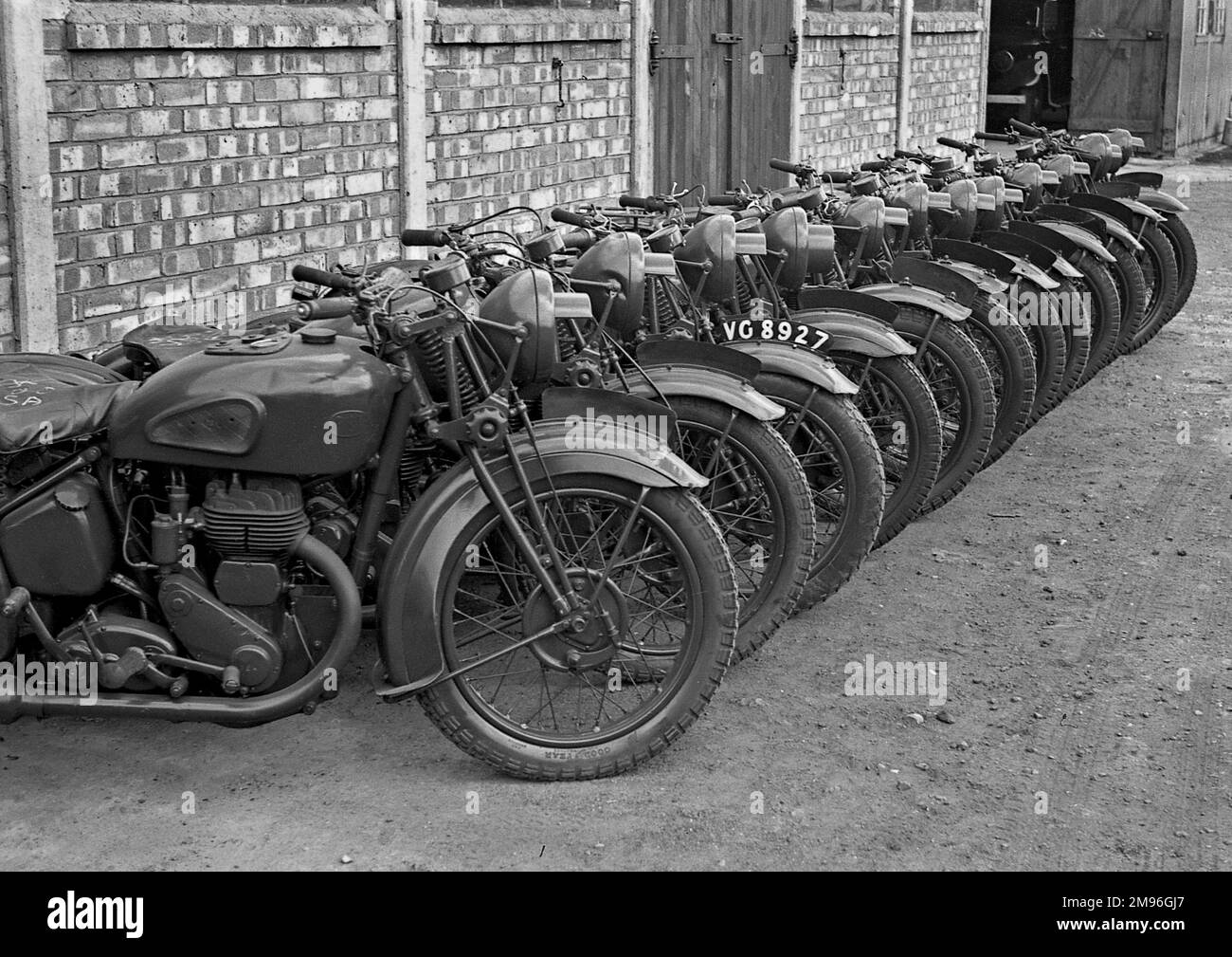 Una fila de doce motocicletas estacionadas. Foto de stock