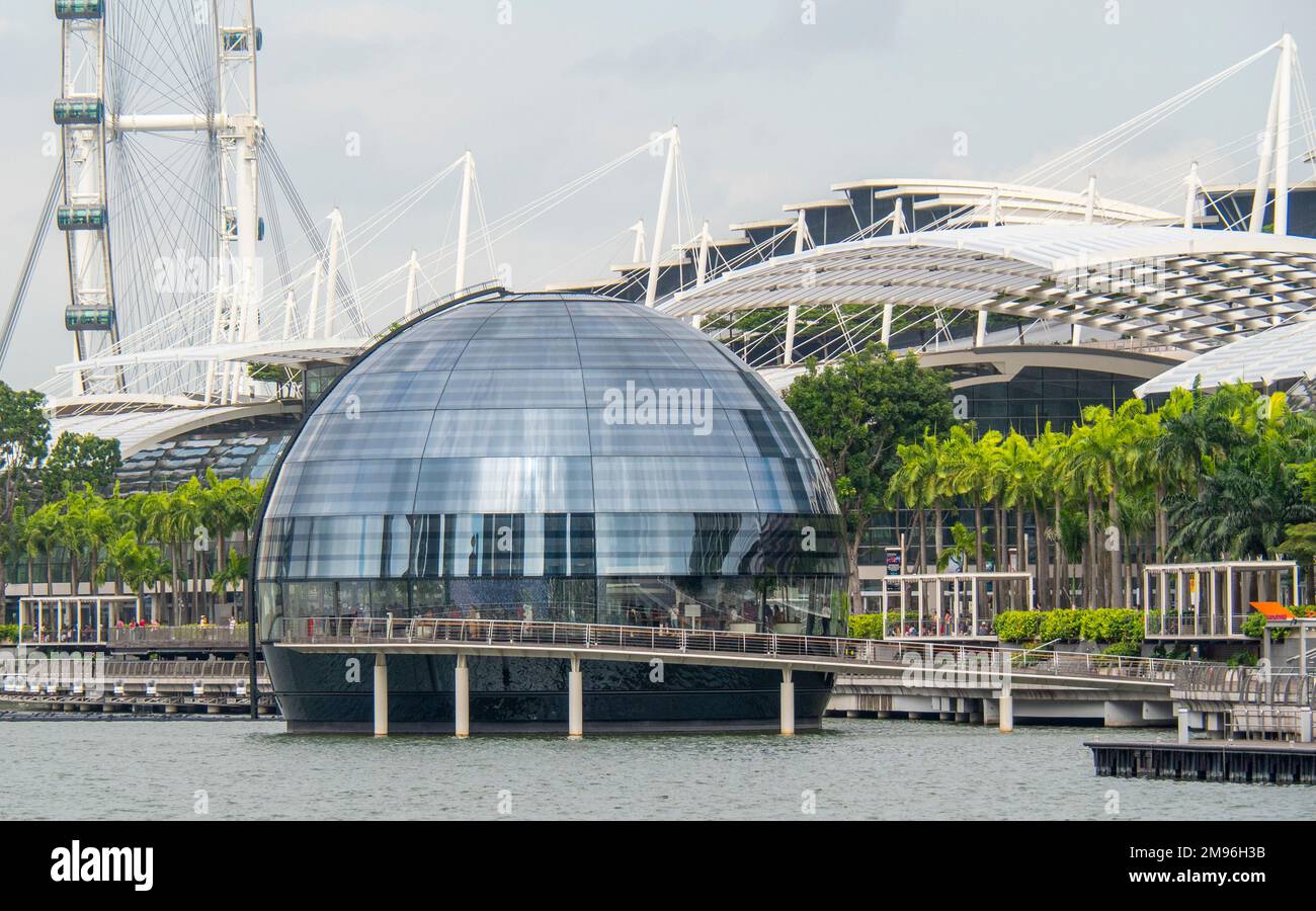 La cúpula de cristal Apple Store en el agua en Marina Bay Sands Singapur. Foto de stock