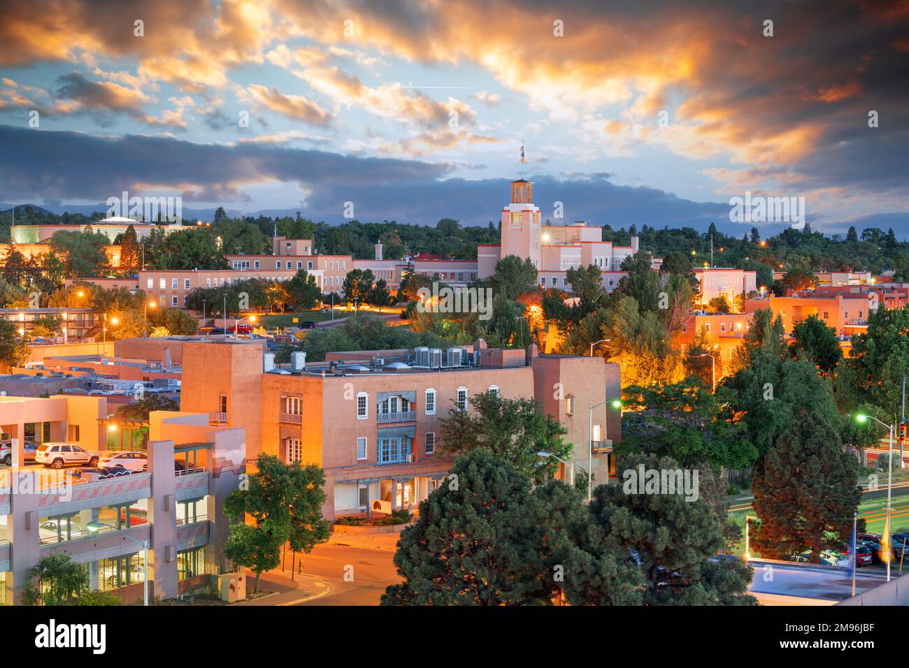 Santa Fe, Nuevo México, EE.UU. ciudad al anochecer. Foto de stock