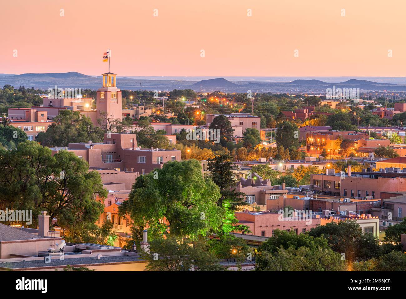 Santa Fe, Nuevo México, EE.UU. ciudad al anochecer. Foto de stock