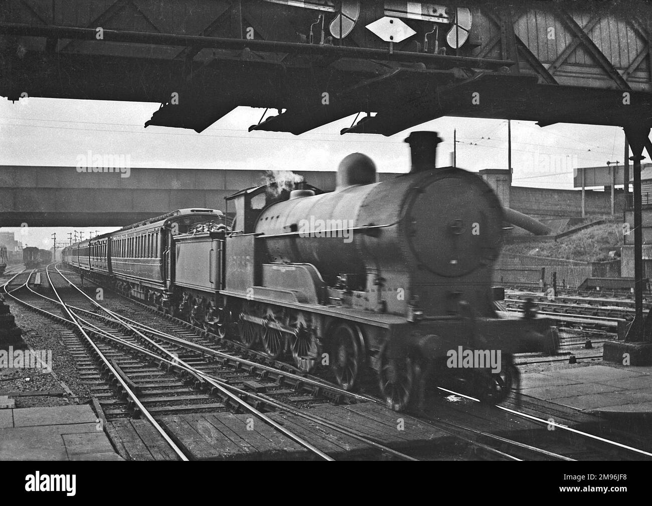 Un antiguo ferrocarril Midland 4-4-0, compuesto de tres cilindros de clase  4P piloteando un tren de doble cabeza pasado un impresionante conjunto de  semáforos señales. C1955 Fotografía de stock - Alamy