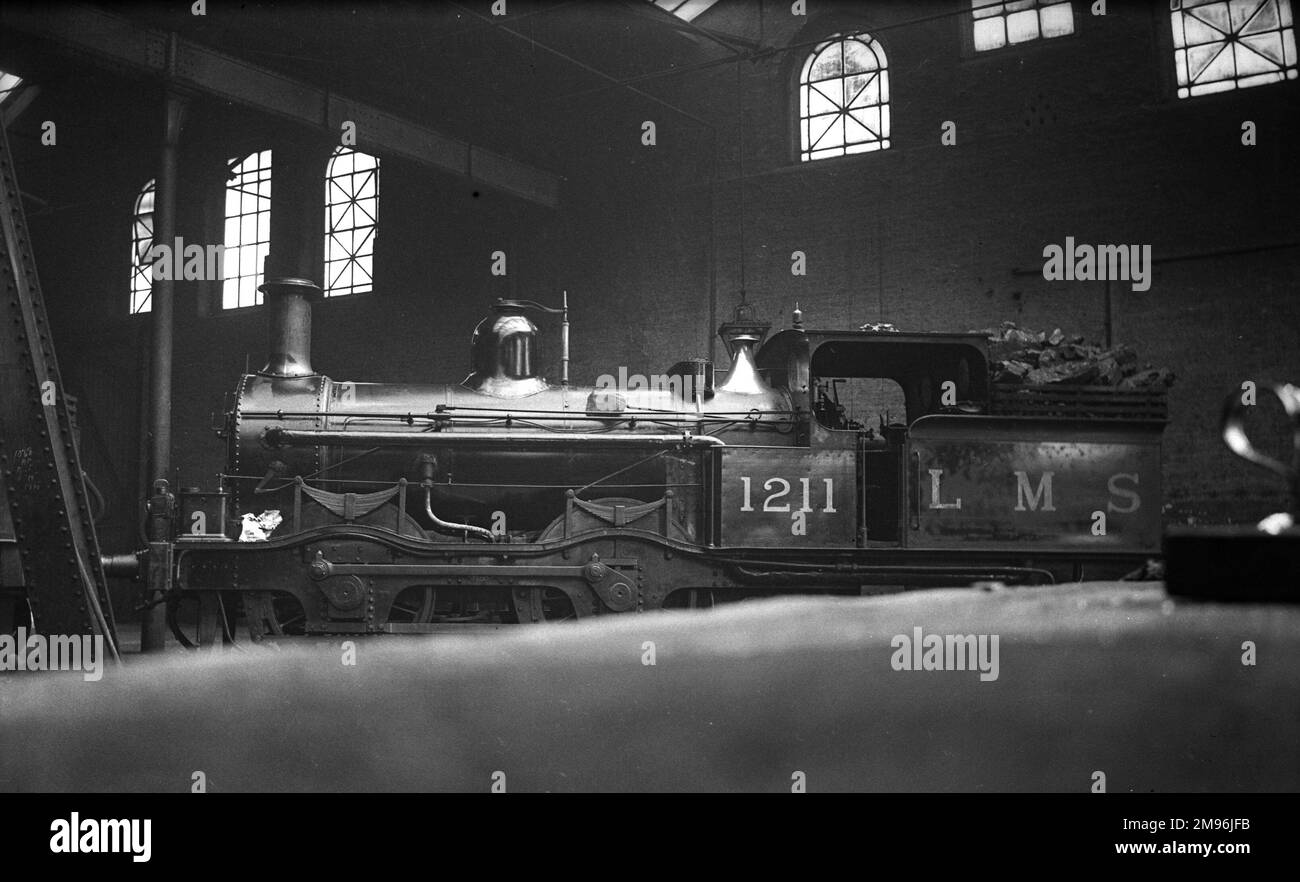 Un antiguo ferrocarril Midland 4-4-0, compuesto de tres cilindros de clase  4P piloteando un tren de doble cabeza pasado un impresionante conjunto de  semáforos señales. C1955 Fotografía de stock - Alamy
