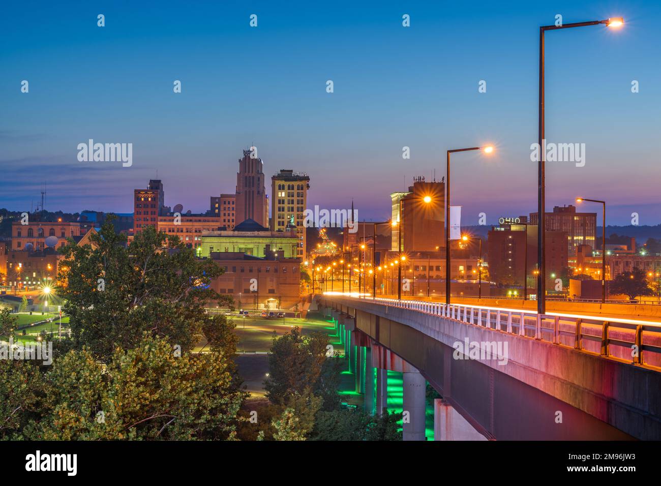 Youngstown, Ohio, EE.UU. ciudad en penumbra. Foto de stock