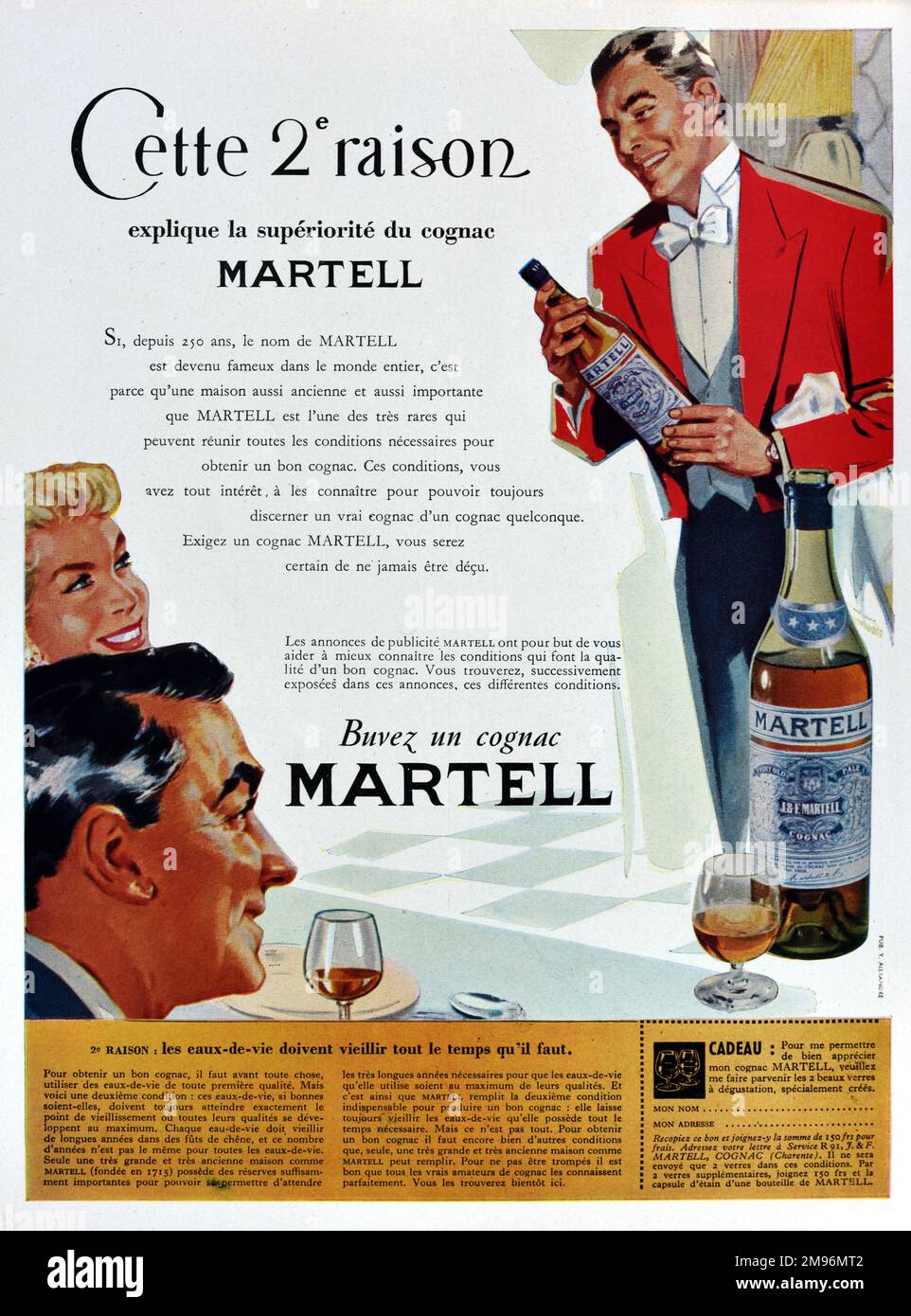 Vintage o antiguo anuncio, publicidad, publicidad o ilustración para botella de Martell Cognac 1957. Ilustrado con 1950s pareja y camarero vestido formalmente o Barman. Foto de stock