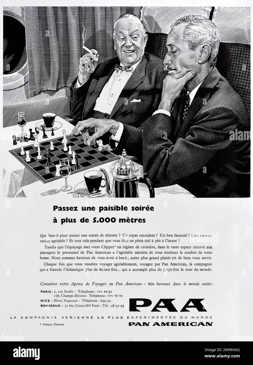 Vintage o antiguo anuncio, publicidad, publicidad o ilustración para Panam, Pan American Airlines o PAA 1957. Ilustrado con imágenes de pasajeros masculinos en cabina de aviones jugando un juego de ajedrez. Foto de stock