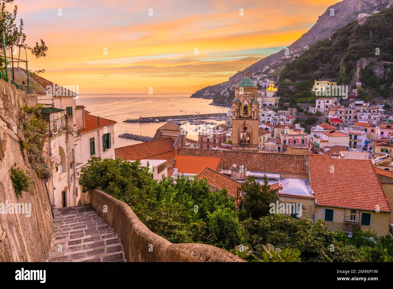 Amalfi, Italia en la costa de Amalfi al atardecer. Foto de stock
