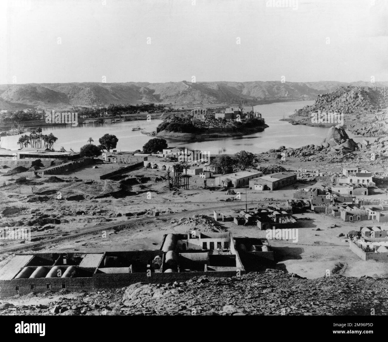 Philae, Egipto - Una isla en la primera catarata del río Nilo y el sitio de un antiguo complejo de templos egipcios. Todo el complejo fue desmantelado y trasladado a la cercana isla de Agilkia después de la construcción de la presa de Asuán. Foto de stock