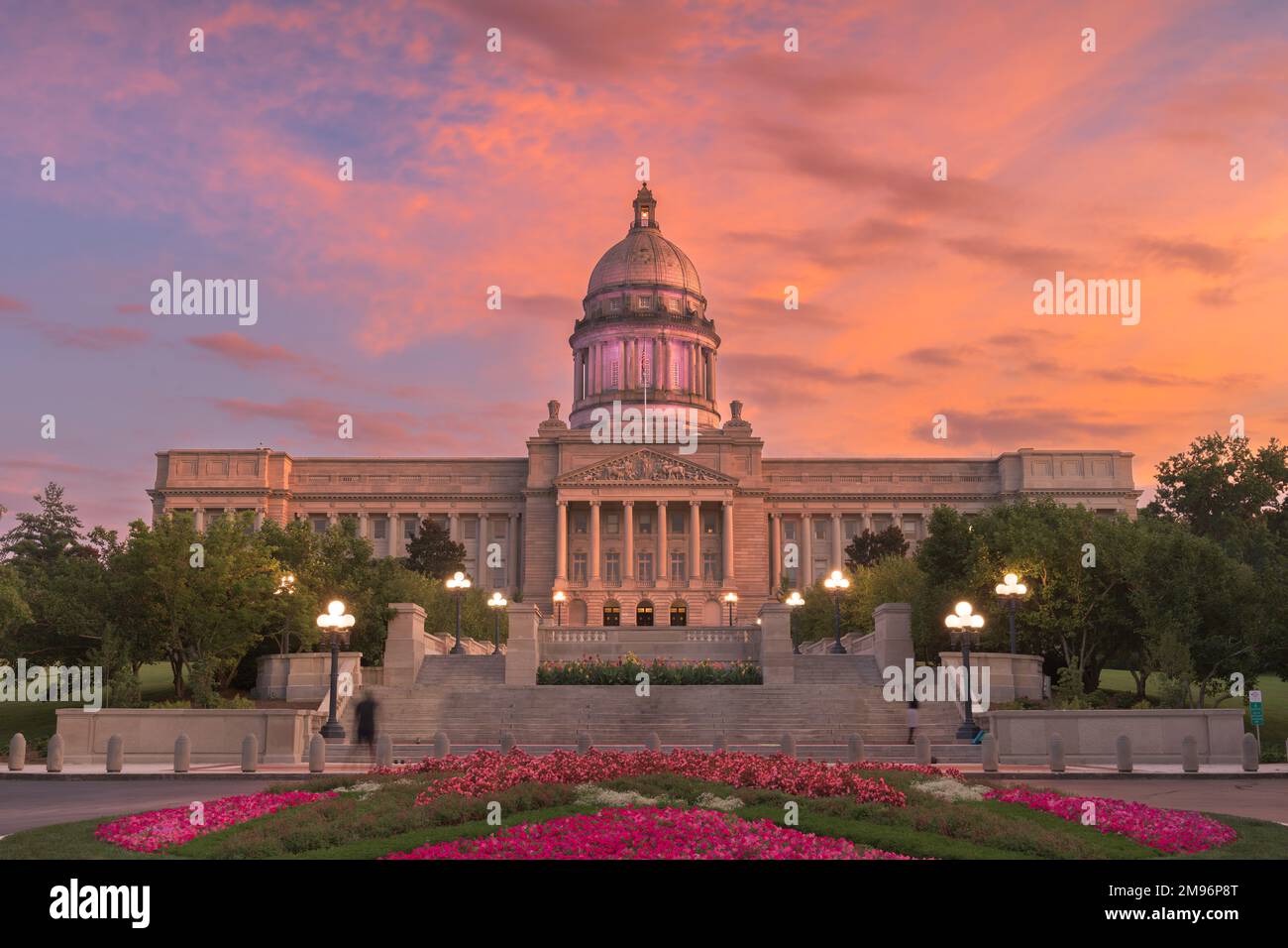 Frankfort, Kentucky, Estados Unidos, con el Capitolio del Estado de Kentucky en el crepúsculo. Foto de stock