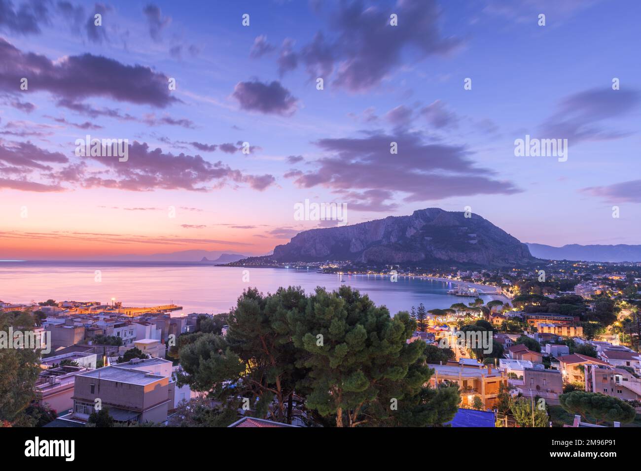 Palermo, Sicilia, Italia En el barrio de Mondello desde arriba al amanecer. Foto de stock