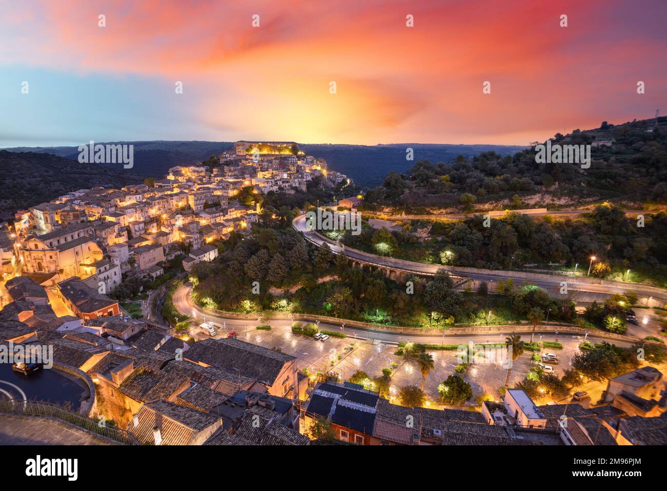 Ragusa Ibla, Italia vista de la ciudad al atardecer en Sicilia. Foto de stock