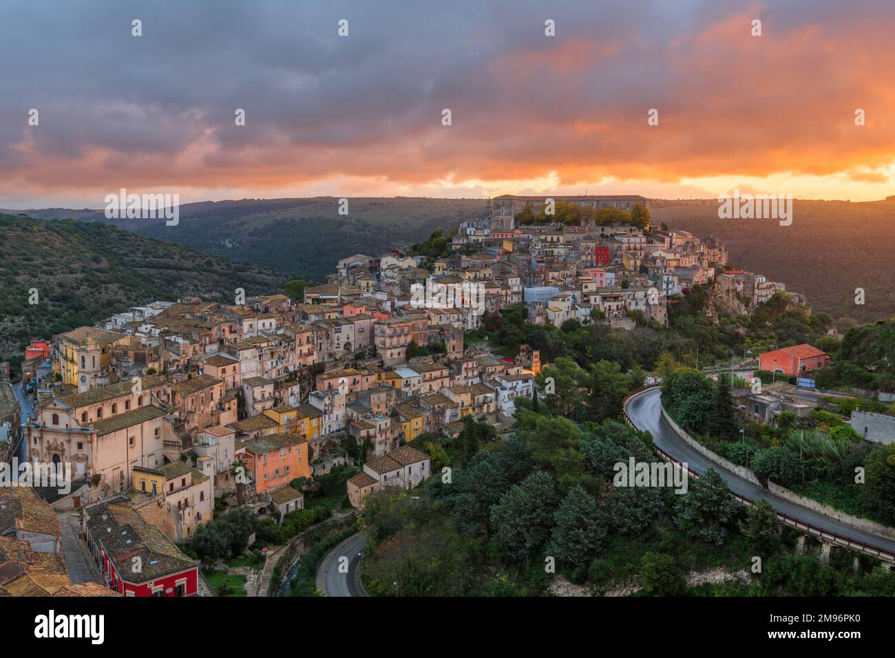 Ragusa Ibla, Italia vista de la ciudad al atardecer en Sicilia. Foto de stock