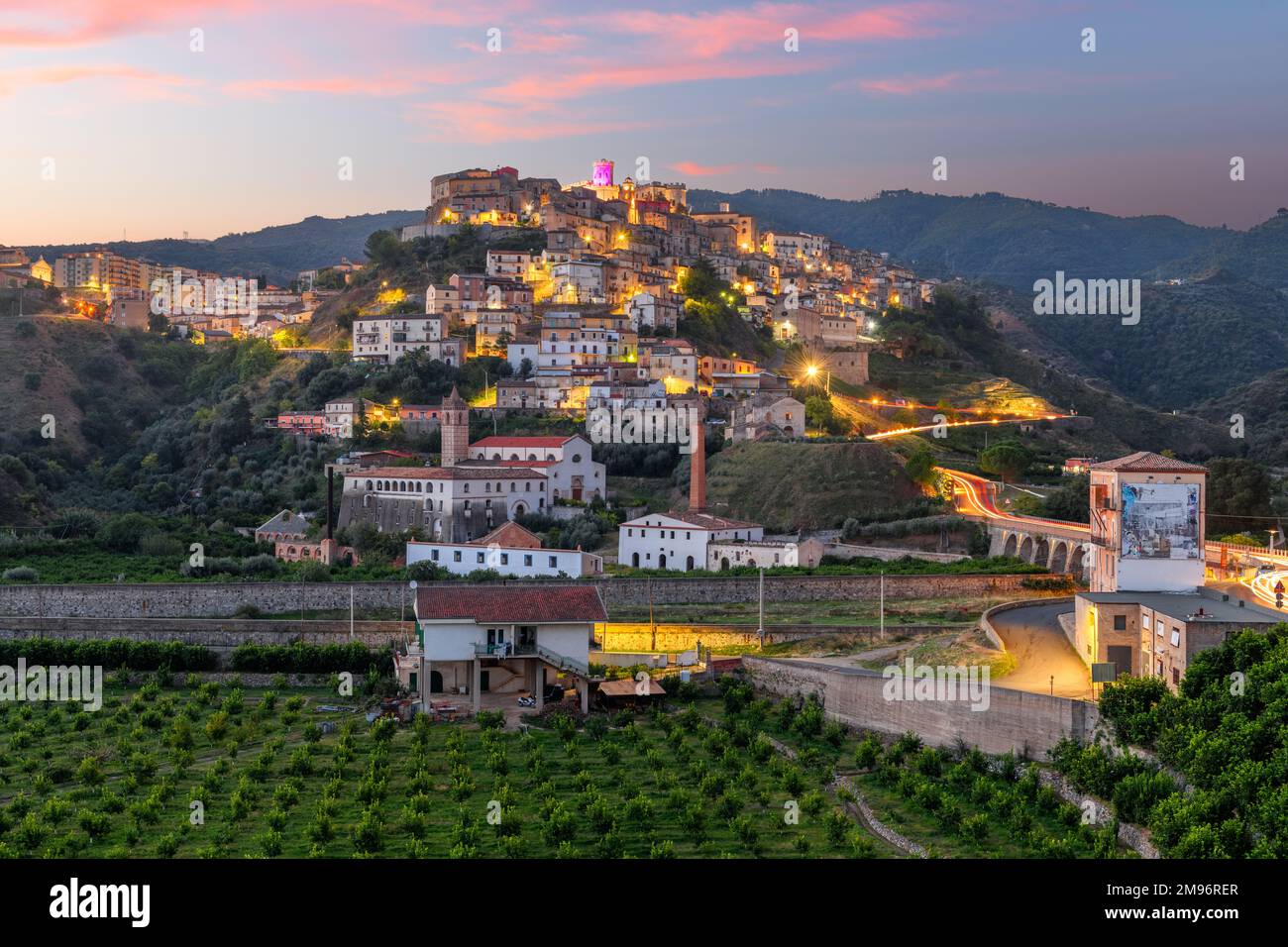 Corigliano Calabro, Italia Paisaje urbano en la cima de una colina al crepúsculo. Foto de stock