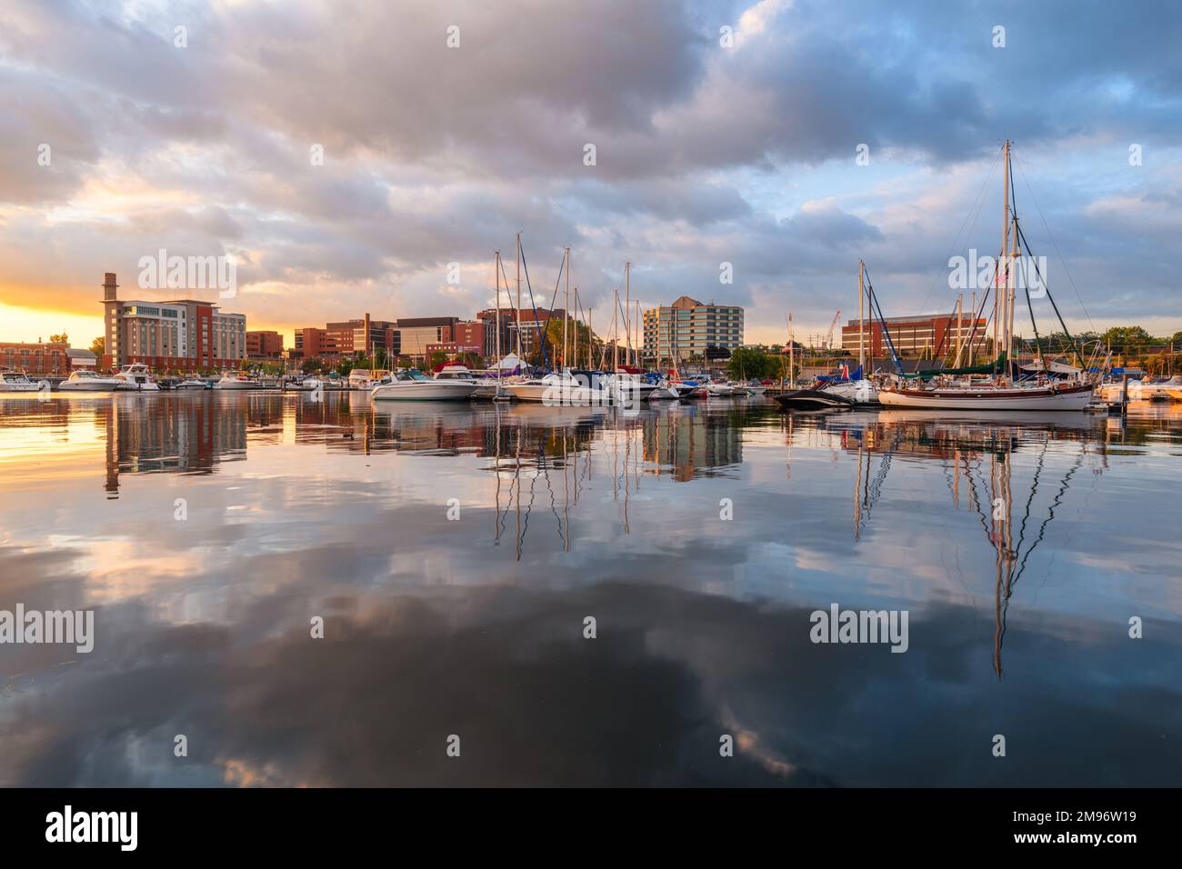 Erie, Pennsylvania, EE.UU. Paisaje urbano del centro en el lago en la mañana. Foto de stock